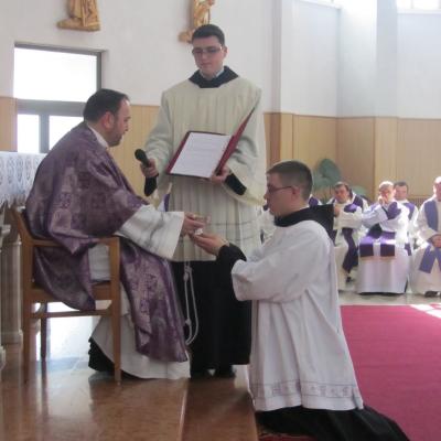 11 martie: Roman: Conferirea ministerului minor al acolitatului