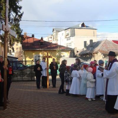 1 aprilie: Târgu Ocna: Procesiune la Calea Sfintei Cruci