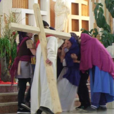 4 aprilie: Bacău: Calea crucii în variantă scenică