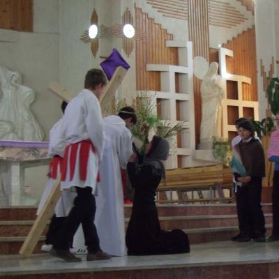 4 aprilie: Bacău: Calea crucii în variantă scenică