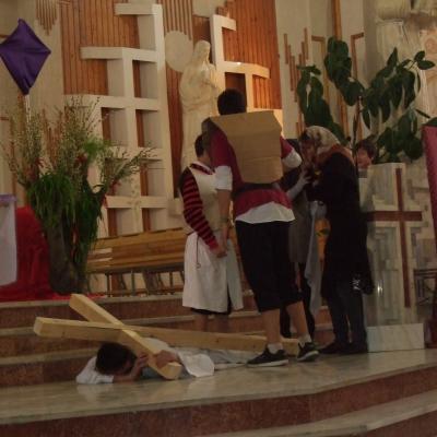 4 aprilie: Bacău: Calea crucii în variantă scenică