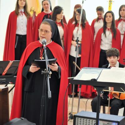 8 aprilie: Iaşi: Concert de Paşte susţinut de grupul vocal-instrumental "Divinis"