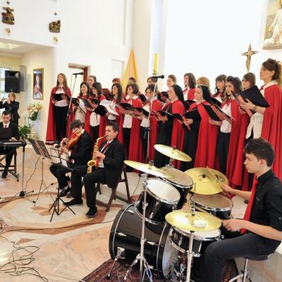 8 aprilie: Iaşi: Concert de Paşte susţinut de grupul vocal-instrumental "Divinis"