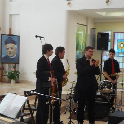 8 aprilie: Iaşi: Concert de Paşte susţinut de grupul vocal-instrumental "Divinis"