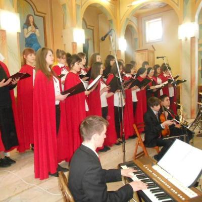 8 aprilie: Iaşi: Concert de Paşte susţinut de grupul vocal-instrumental "Divinis"