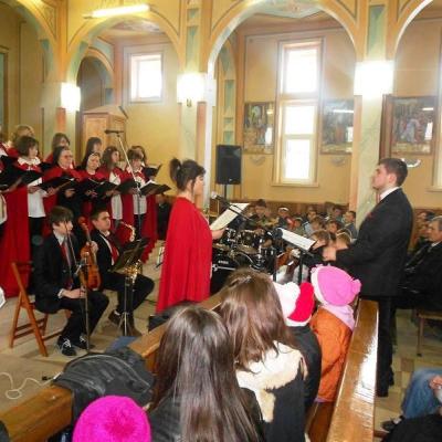 8 aprilie: Iaşi: Concert de Paşte susţinut de grupul vocal-instrumental "Divinis"