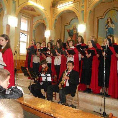 8 aprilie: Iaşi: Concert de Paşte susţinut de grupul vocal-instrumental "Divinis"