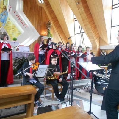 8 aprilie: Iaşi: Concert de Paşte susţinut de grupul vocal-instrumental "Divinis"
