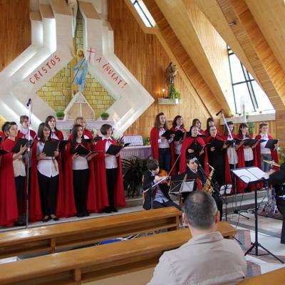 8 aprilie: Iaşi: Concert de Paşte susţinut de grupul vocal-instrumental "Divinis"