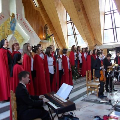 8 aprilie: Iaşi: Concert de Paşte susţinut de grupul vocal-instrumental "Divinis"