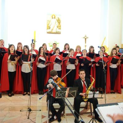 8 aprilie: Iaşi: Concert de Paşte susţinut de grupul vocal-instrumental "Divinis"