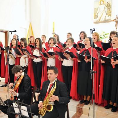 8 aprilie: Iaşi: Concert de Paşte susţinut de grupul vocal-instrumental "Divinis"