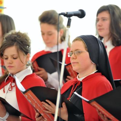8 aprilie: Iaşi: Concert de Paşte susţinut de grupul vocal-instrumental "Divinis"