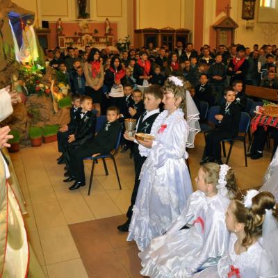 15 aprilie: Luizi-Călugăra: Prima Sfântă Împărtăşanie