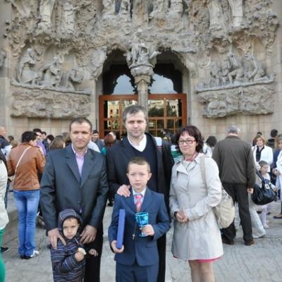 15 aprilie: Barcelona (Lleida): Prima Liturghie în limba română celebrată în bazilica "Sagrada Familia"