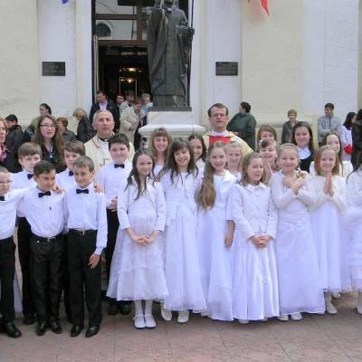 22 aprilie: Suceava: Prima sfântă Împărtăşanie