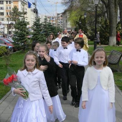 22 aprilie: Suceava: Prima sfântă Împărtăşanie
