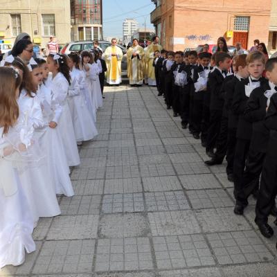 29 aprilie: Bacău "Sfântul Nicolae": Prima Sfântă Împărtăşanie