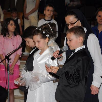 29 aprilie: Bacău "Sfântul Nicolae": Prima Sfântă Împărtăşanie