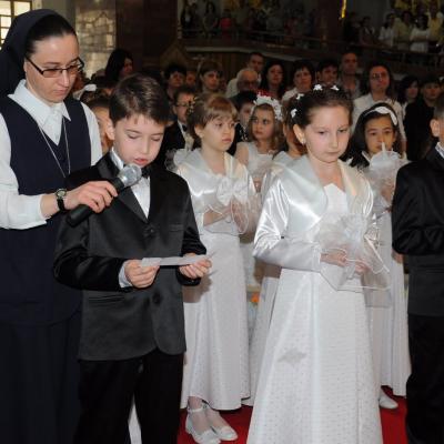 29 aprilie: Bacău "Sfântul Nicolae": Prima Sfântă Împărtăşanie