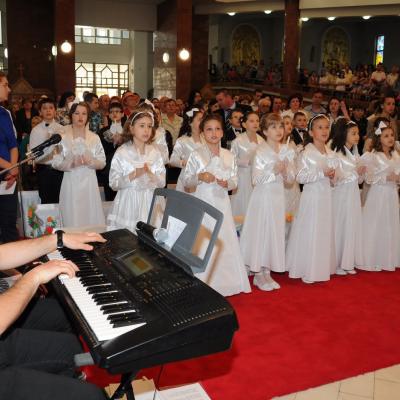 29 aprilie: Bacău "Sfântul Nicolae": Prima Sfântă Împărtăşanie