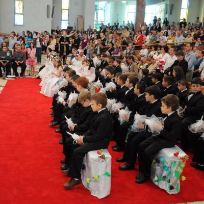 29 aprilie: Bacău "Sfântul Nicolae": Prima Sfântă Împărtăşanie