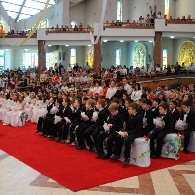 29 aprilie: Bacău "Sfântul Nicolae": Prima Sfântă Împărtăşanie