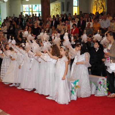 29 aprilie: Bacău "Sfântul Nicolae": Prima Sfântă Împărtăşanie