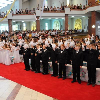 29 aprilie: Bacău "Sfântul Nicolae": Prima Sfântă Împărtăşanie