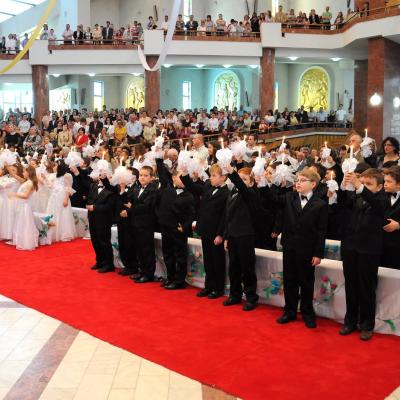 29 aprilie: Bacău "Sfântul Nicolae": Prima Sfântă Împărtăşanie