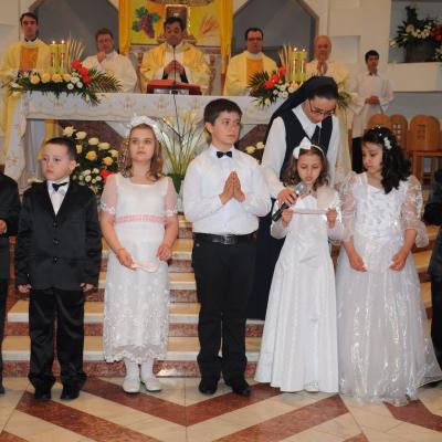 29 aprilie: Bacău "Sfântul Nicolae": Prima Sfântă Împărtăşanie