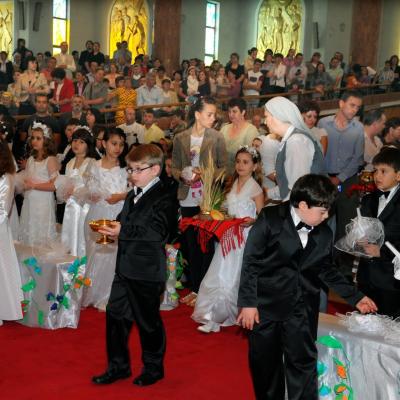 29 aprilie: Bacău "Sfântul Nicolae": Prima Sfântă Împărtăşanie