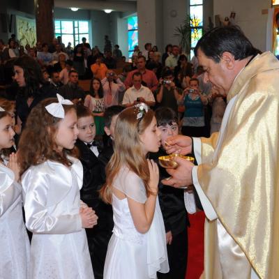 29 aprilie: Bacău "Sfântul Nicolae": Prima Sfântă Împărtăşanie