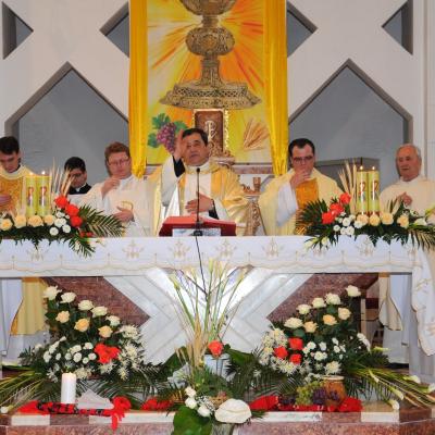 29 aprilie: Bacău "Sfântul Nicolae": Prima Sfântă Împărtăşanie