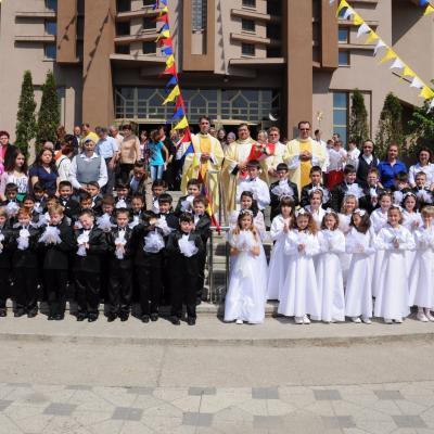 29 aprilie: Bacău "Sfântul Nicolae": Prima Sfântă Împărtăşanie
