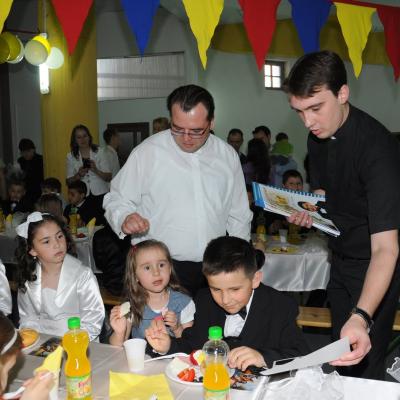 29 aprilie: Bacău "Sfântul Nicolae": Prima Sfântă Împărtăşanie