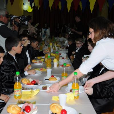 29 aprilie: Bacău "Sfântul Nicolae": Prima Sfântă Împărtăşanie