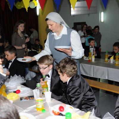 29 aprilie: Bacău "Sfântul Nicolae": Prima Sfântă Împărtăşanie