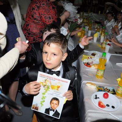 29 aprilie: Bacău "Sfântul Nicolae": Prima Sfântă Împărtăşanie