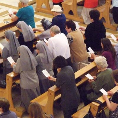 1 mai: Iaşi: Liturghie de mulţumire pentru împlinirea a 22 de ani de episcopat ai PS Petru Gherghel