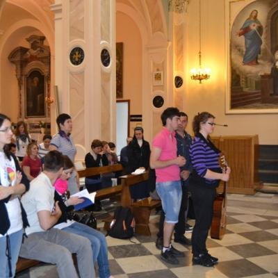 1 mai: Gransasso (Italia): Pelerinaj al unui grup de tineri români din Roma la sanctuarul "Sfântul Gabriel al Maicii Indurerate"