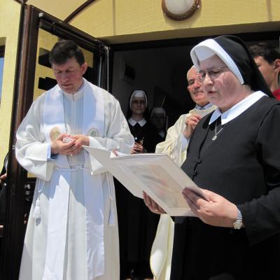 12 mai: Satu Nou: Sfinţirea casei Congregaţiei "Fiicele Sfântului Francisc"