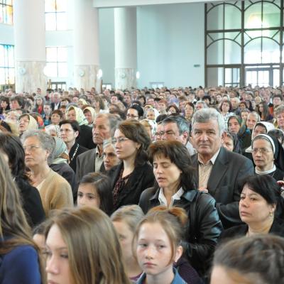 13 mai: Bacău: "Coroana mea este Fiul meu!" - Hramul Parohiei "Fericitul Ieremia Valahul"