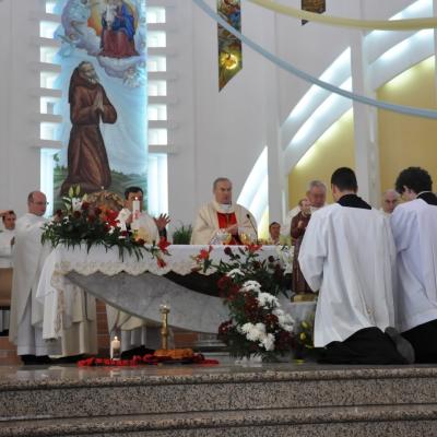 13 mai: Bacău: "Coroana mea este Fiul meu!" - Hramul Parohiei "Fericitul Ieremia Valahul"