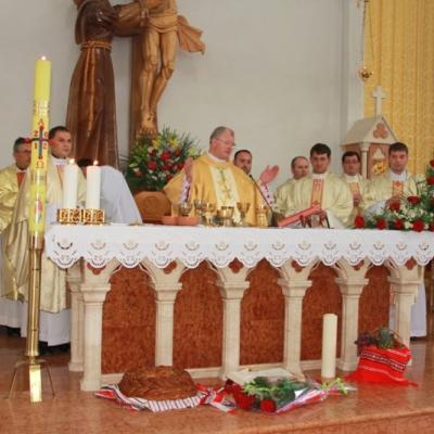 26 mai: Roman: Noi preoţi în via Domnului