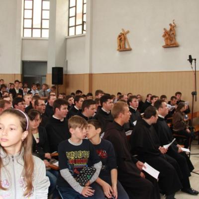 26 mai: Roman: Noi preoţi în via Domnului