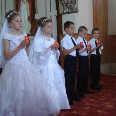 3 iunie: Pârgăreşti: Prima Sfântă Împărtăşanie