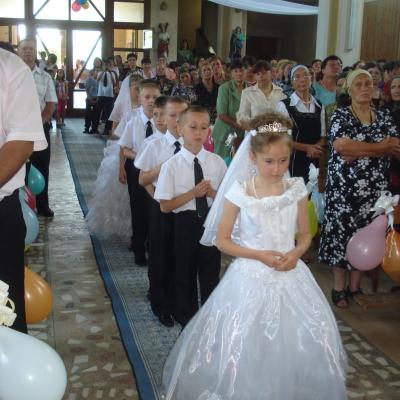 3 iunie: Pârgăreşti: Prima Sfântă Împărtăşanie
