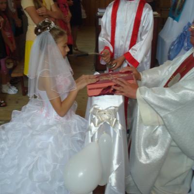 3 iunie: Pârgăreşti: Prima Sfântă Împărtăşanie