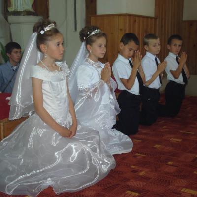 3 iunie: Pârgăreşti: Prima Sfântă Împărtăşanie